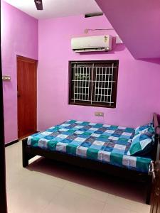 En eller flere senge i et værelse på 2BHK Private Villa By Shivalaya -Kovaipudur-
