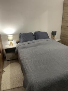 Un pat sau paturi într-o cameră la Ferienappartment Casasim