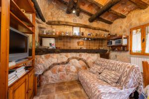 ein Wohnzimmer mit einem Sofa und einem TV in der Unterkunft The Milky Way in Montuïri