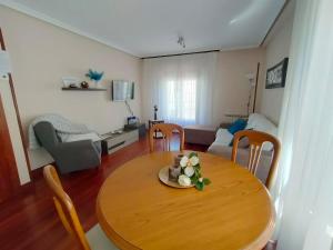 una mesa de madera en una habitación con sala de estar. en Pedroenea Apartamento Elizondo, en Elizondo