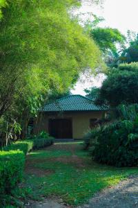 een huis met een groen dak in een tuin bij The Secret Garden in Bandarawela