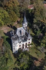 eine Luftansicht eines großen Hauses mit einem Turm in der Unterkunft château de Puymoger in Javerlhac-et-la-Chapelle-Saint-Robert