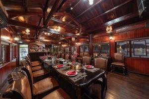 ein Zugspeisesaal mit einem langen Tisch und Stühlen in der Unterkunft Ruby Cruise in Hạ Long