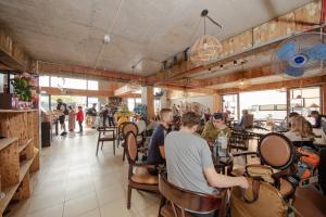 eine Gruppe von Personen, die in einem Restaurant sitzen in der Unterkunft Ruby Cruise in Hạ Long + 37 Fotos
