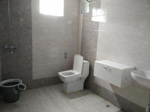 孟買的住宿－Spruce Peak Villa，一间带卫生间和水槽的浴室