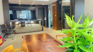 a conference room with a wooden table and chairs at Guangzhou Xing Yi International Apartment - Poly World Branch in Guangzhou