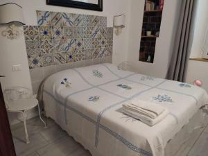 ein Schlafzimmer mit einem Bett mit Handtüchern darauf in der Unterkunft La Casa di Nemo in Piombino