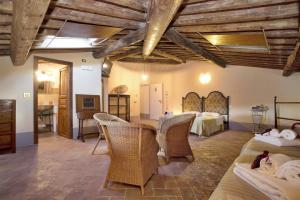 une chambre avec un lit, une table et des chaises dans l'établissement Villa D'Arte Agri Resort, à Pontassieve