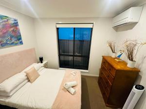 een kleine slaapkamer met een bed en een raam bij Cool Air Austral with AC in Austral