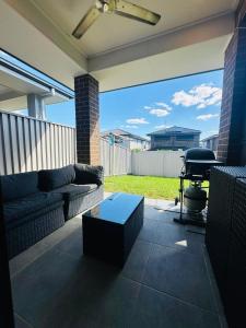 een woonkamer met een bank en een grill bij Cool Air Austral with AC in Austral