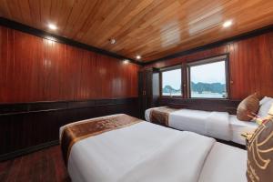 Ein Bett oder Betten in einem Zimmer der Unterkunft Ruby Cruise