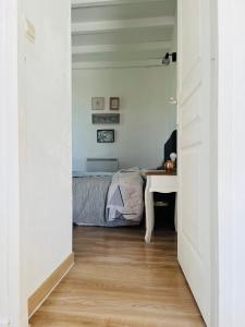 1 dormitorio con 1 cama y escritorio en una habitación en Charmante maisonnette 4pers en Canet