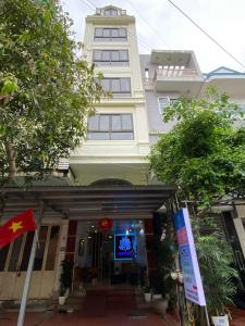 um edifício com uma televisão em frente em Blue Rose Hotel em Ha Long