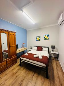ein Schlafzimmer mit einem Bett und einem Spiegel in der Unterkunft Delightful Austral Stay with AC and built-in wardrobe in Austral