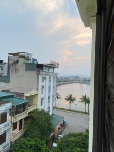 - une vue sur l'eau depuis un bâtiment dans l'établissement Blue Rose Hotel, à Hạ Long