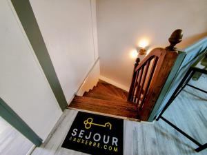 een bord voor een trap met een bord voor een bord bij Home - Sous les toits de Paris - Séjour à Auxerre in Auxerre