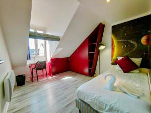 een slaapkamer met een bed met een zwaan erop bij Home - Sous les toits de Paris - Séjour à Auxerre in Auxerre