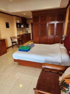 a bedroom with a large bed and a table at Studio View talay 2A in Jomtien Beach