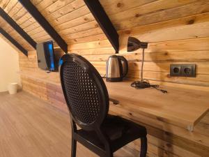 a black chair sitting at a desk in a cabin at Motto Wood Otel in Hatay