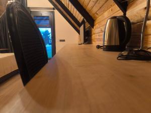 pasillo con suelo de madera en una habitación en Motto Wood Otel en Hatay