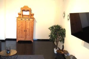 TV a/nebo společenská místnost v ubytování Möblierte Wohnung Nähe BASF Ludwigshafen/Mannheim mit Privatparkplatz