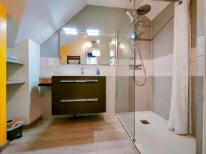 a bathroom with a shower and a sink at Chez Maméta - Séjour à Auxerre in Auxerre