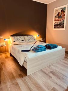 a bedroom with a bed with two blue towels on it at Casetta Fausta immersa nel Golf Margara. in Fubine