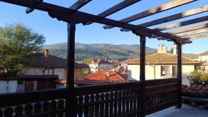desde el balcón de una casa con vistas a las montañas en Къща за гости -Абаджиевата къща, en Kotel