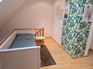 ein Kinderzimmer mit einem Kinderbett und einer Wand in der Unterkunft Maisonette Ferienwohnung am Kurpark in Bad Abbach
