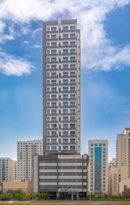 een hoog gebouw midden in een stad bij Afaq Tower in Manamah