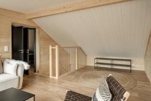 een woonkamer met een bank en een tafel bij Martebäcken 19 in Sälen