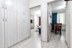 um corredor com armários brancos e uma sala de jantar em Luxurious apartment in the heart of Astana em Astana