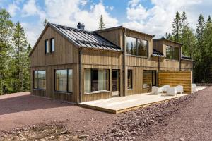 ein großes Holzhaus mit vielen Fenstern in der Unterkunft Martebäcken 19 in Sälen