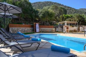 Bazén v ubytování Sea Crest villa,vacation rental,pool,garden,sea view,private parking nebo v jeho okolí