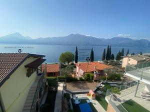 widok na jezioro z domu w obiekcie Residence Solei Classic & Plus w Brenzone sul Garda
