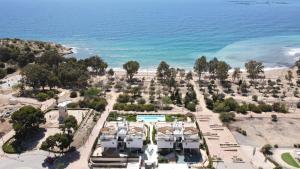 een luchtzicht op een resort in de buurt van de oceaan bij Luxury Sea View Apartment by United Renters in Villajoyosa