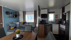 Nhà bếp/bếp nhỏ tại Mobil-Home Confort 3 chambres au camping Siblu 4* dans le Calvados.