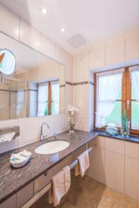 een badkamer met een wastafel en een spiegel bij Hotel Alpspitz B&B in Grainau