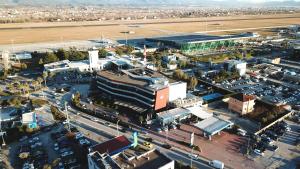 uma vista aérea de uma cidade com um aeroporto em Best Western Premier Ark Hotel em Rinas