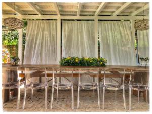 Civitanova AltaにあるVilla Silvioの長いテーブル(椅子、花付)