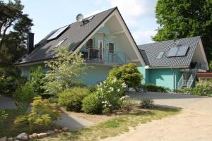 ein Haus mit Sonnenkollektor auf dem Dach in der Unterkunft K 100 OG - charmante Ferienwohnung für die ganze Familie in Röbel an der Müritz in Röbel