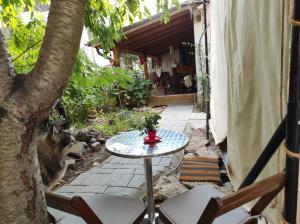 une table et des chaises sur une terrasse sous un arbre dans l'établissement Glamping Casa Soarelui, à Vama Veche