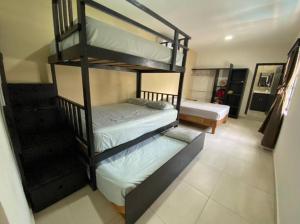 Habitación con 3 literas en una habitación en Casa vacacional Rafaela en Ciudad Valles