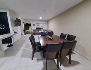 - une salle à manger avec une table, des chaises et un canapé dans l'établissement Casa vacacional Rafaela, à Ciudad Valles