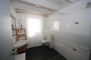 Bathroom sa W9 - Traumhaftes Ferienhaus mit Kamin & grossem Garten in Roebel