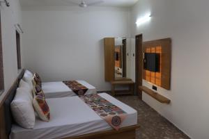 מיטה או מיטות בחדר ב-Hotel Krishna Kunj Inn