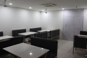 מסעדה או מקום אחר לאכול בו ב-Hotel Krishna Kunj Inn