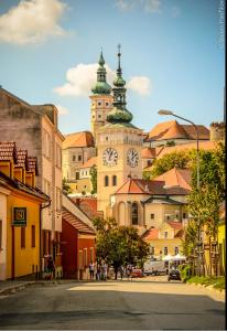 une ville avec une tour d'horloge au sommet d'un bâtiment dans l'établissement Nicolsburg, à Mikulov