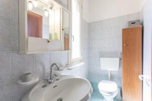 een badkamer met een wastafel, een toilet en een spiegel bij Casa Vacanze Lucie - Apulia Home in Sannicola