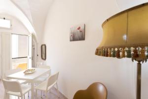een eetkamer met een witte tafel en stoelen bij Casa Vacanze Lucie - Apulia Home in Sannicola